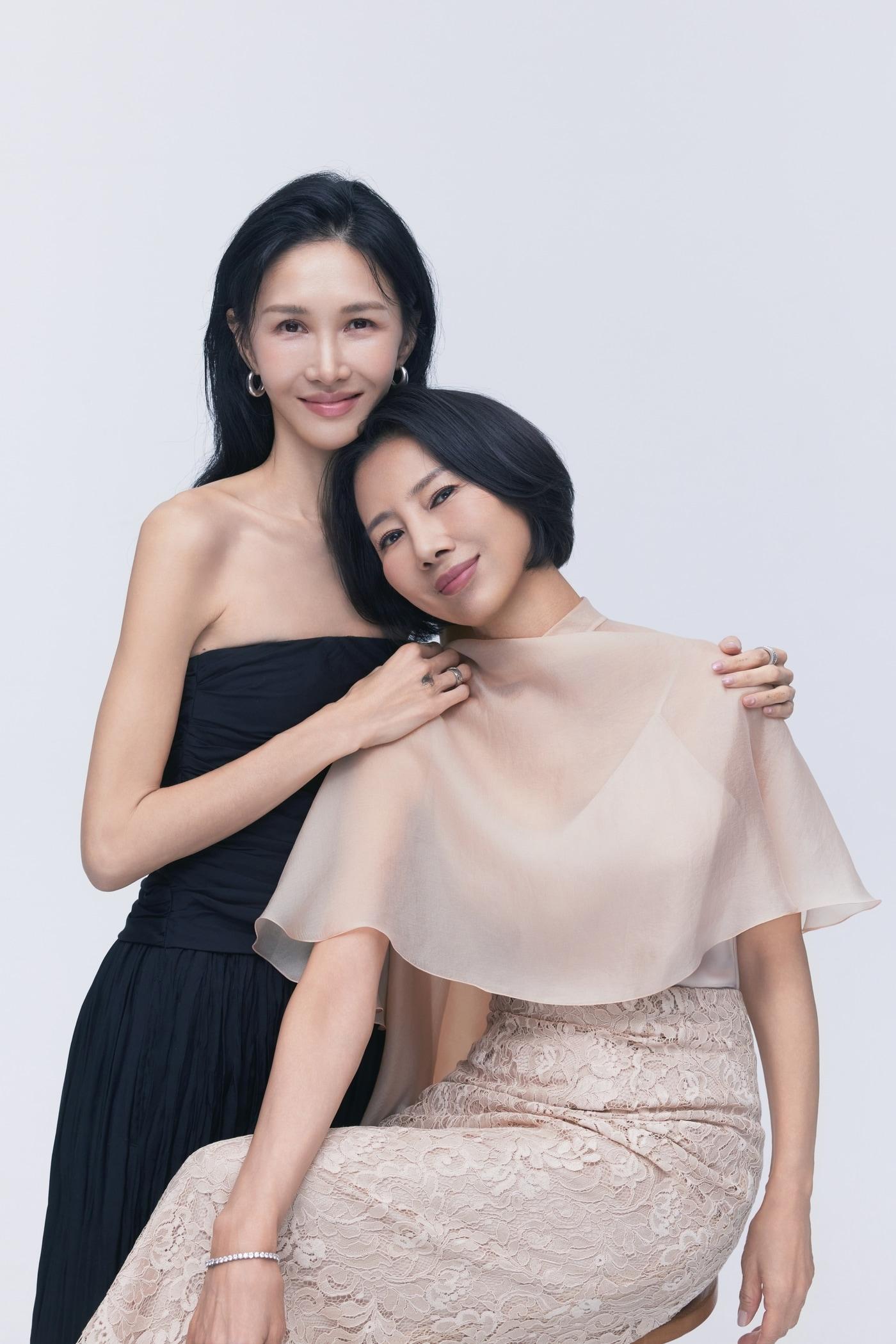 본문 이미지 - 윤혜진(왼쪽)과 최태지(강동문화재단 제공)