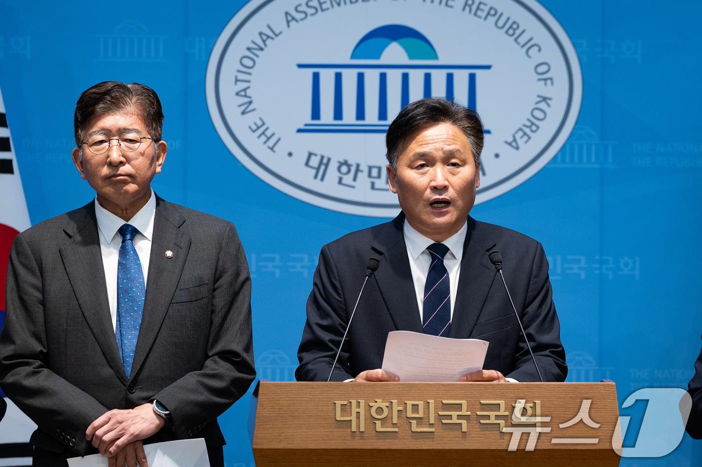 본문 이미지 - 김영진 국회 행정안전위원장을 비롯한 더불어민주당 행안위원들이 13일 서울 여의도 국회 소통관에서 장윤기 사건 수사방해 의혹 규명 및 국회 정상화 촉구 기자회견을 하고 있다. 2026.7.13 ⓒ 뉴스1 유승관 기자