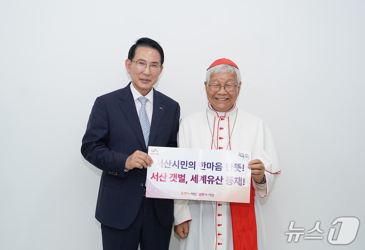 본문 이미지 - 지난 12일 이완섭 서산시장이 해미국제성지에서 유흥식 추기경을 만나 2027년 세계청년대회 기간 교황 레오 14세의 해미국제성지 방문을 요청하고 가로림만 서산갯벌의 세계자연유산 등재를 함께 기원했다.(서산시 제공. 재판매 및 DB금지)/뉴스1