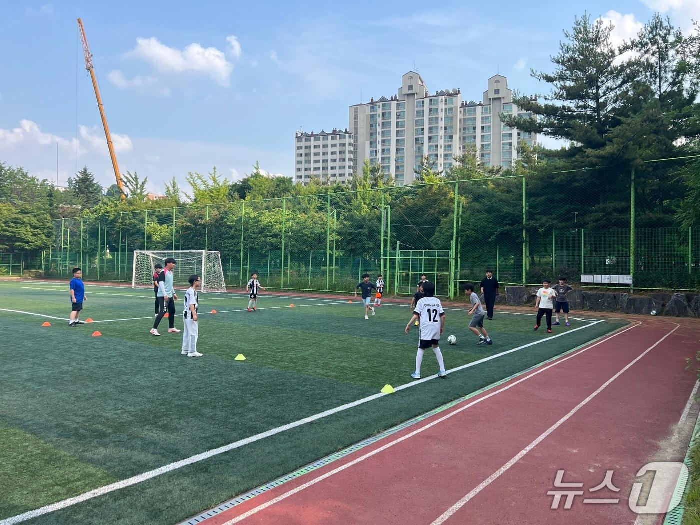 본문 이미지 - 지난해 6월, 어린이들이 노량진축구장에서 축구교실 수업에 참여하고 있다.(동작구 제공)