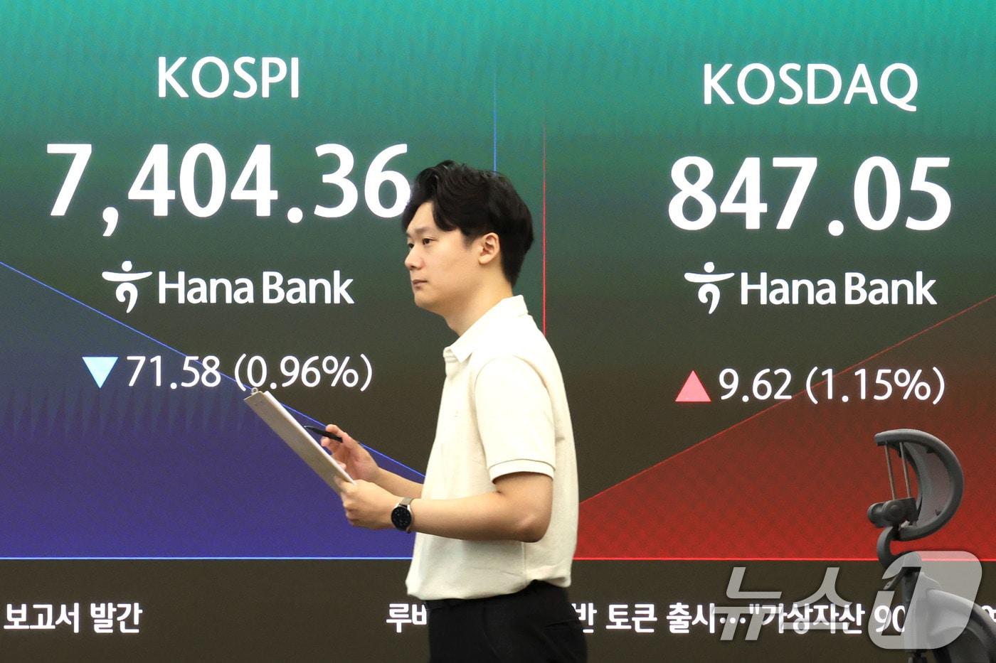 본문 이미지 - 13일 오전 서울 중구 하나은행 딜링룸 전광판에 코스피와 코스닥 지수가 표시되고 있다.  2026.7.13 ⓒ 뉴스1 이종수 기자