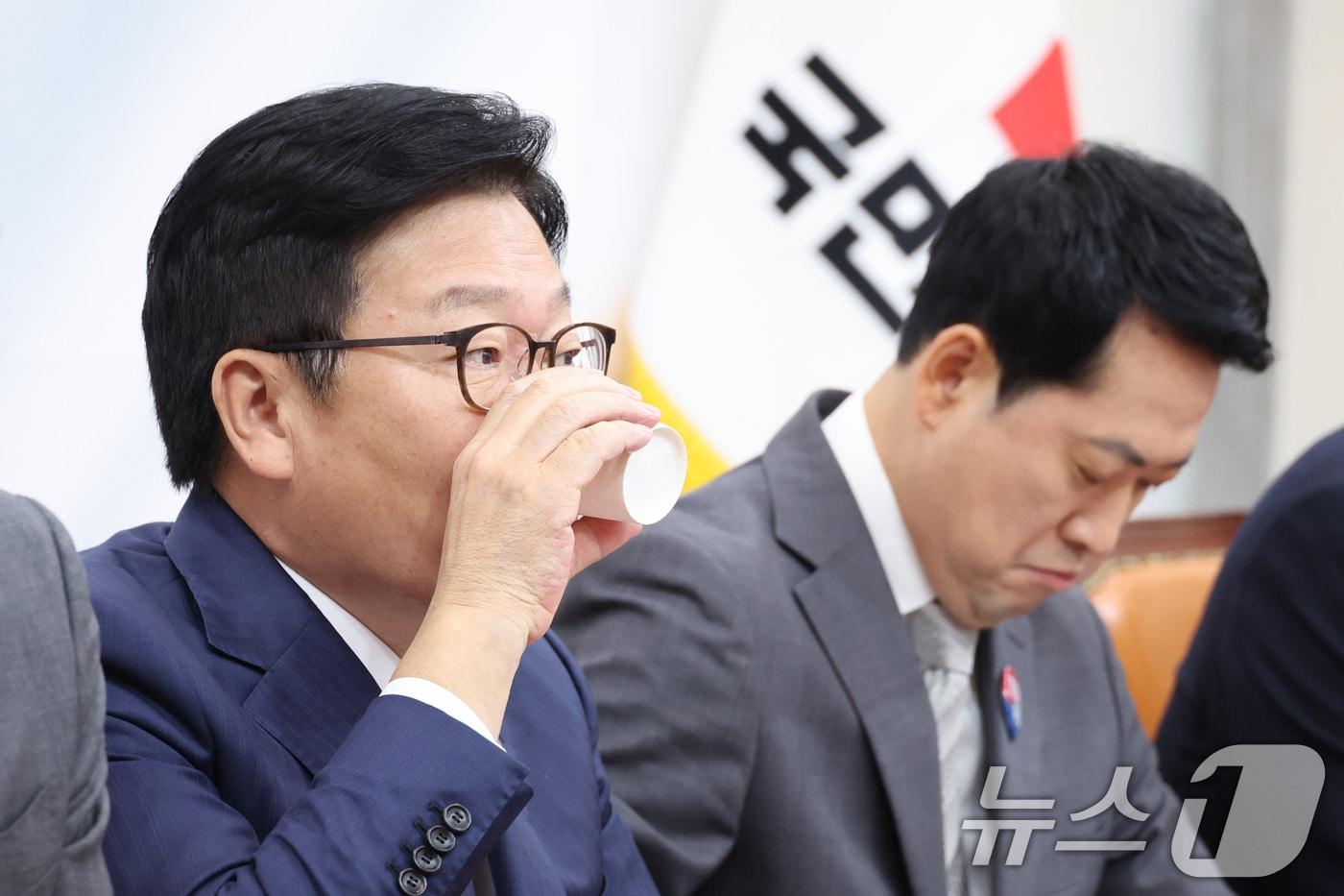 본문 이미지 - 정점식 국민의힘 원내대표가 13일 서울 여의도 국회에서 열린 최고위원회의에서 목을 축이고 있다. 2026.7.13 ⓒ 뉴스1 신웅수 기자