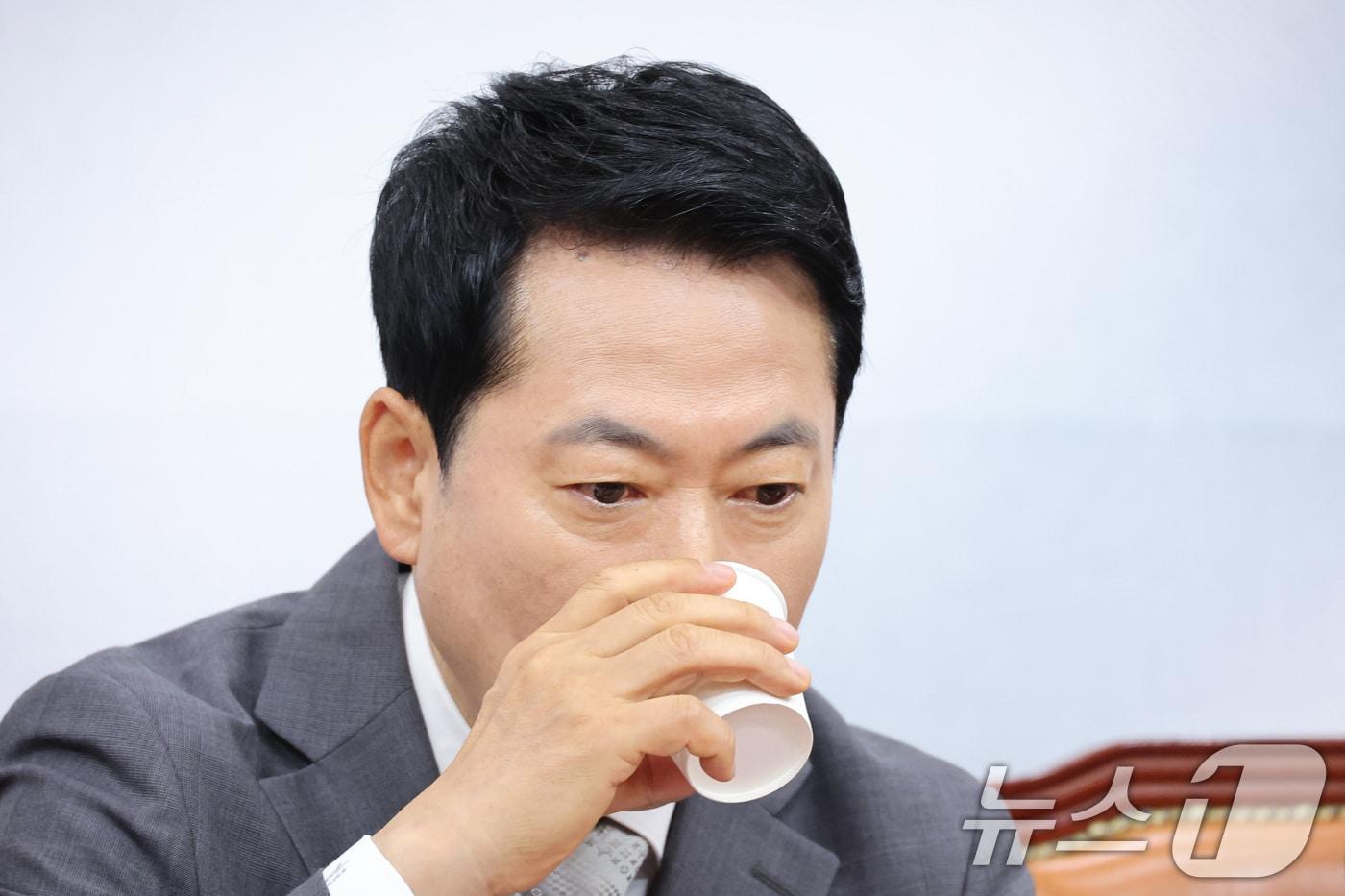 본문 이미지 - 장동혁 국민의힘 대표가 13일 서울 여의도 국회에서 열린 최고위원회의에서 목을 축이고 있다. 2026.7.13 ⓒ 뉴스1 신웅수 기자