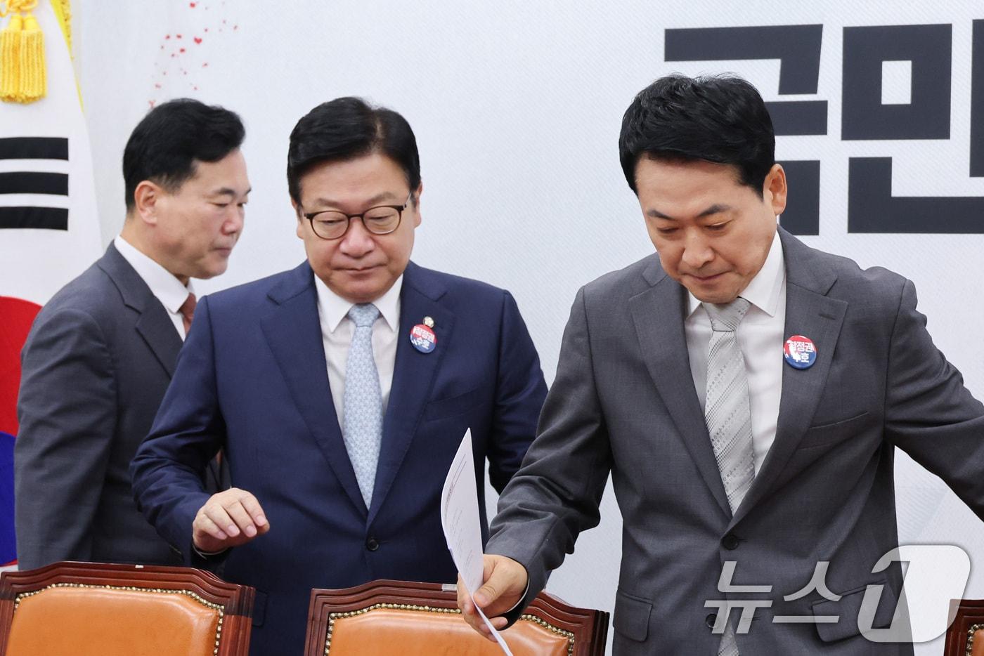 본문 이미지 - 장동혁 국민의힘 대표와 정점식 원내대표가 13일 서울 여의도 국회에서 열린 최고위원회의에 참석하고 있다. 2026.7.13 ⓒ 뉴스1 신웅수 기자