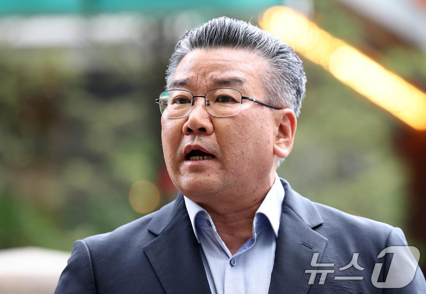 본문 이미지 - 대통령 관저 이전 공사 과정을 부실 감사하고 서류를 조작한 혐의를 받는 유병호 전 감사원 사무총장이 13일 오전 경기 과천시 2차 종합특검 사무실에 피의자 신분으로 출석하며 입장을 밝히고 있다. 2026.7.13 ⓒ 뉴스1 최지환 기자