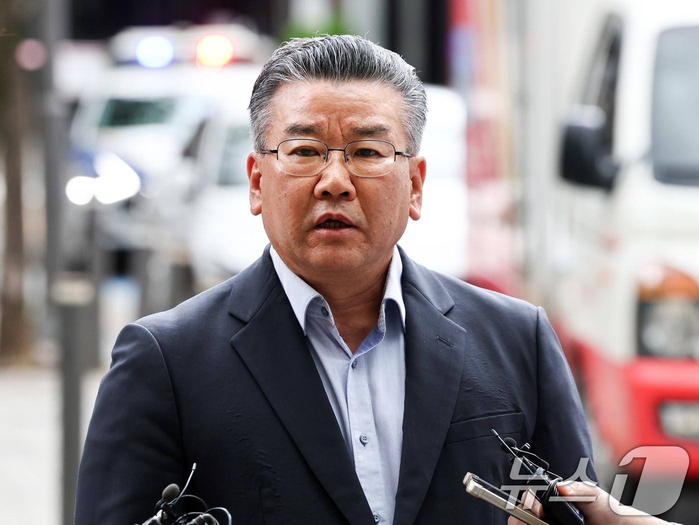 본문 이미지 - 대통령 관저 이전 공사 과정을 부실 감사하고 서류를 조작한 혐의를 받는 유병호 전 감사원 사무총장이 13일 오전 경기 과천시 2차 종합특검 사무실에 피의자 신분으로 출석하며 입장을 밝히고 있다. 2026.7.13 ⓒ 뉴스1 최지환 기자