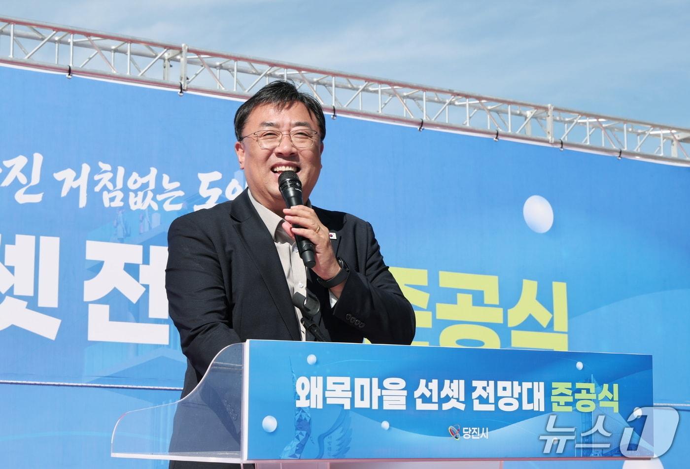 본문 이미지 - 지난 11일 석문면 교로리 왜목마을 관광지에서 열린 왜목마을 선셋전망대 준공식에서 축사하고 있는 김기재 당진시장(당진시 제공. 재판매 및 DB금지)/뉴스1