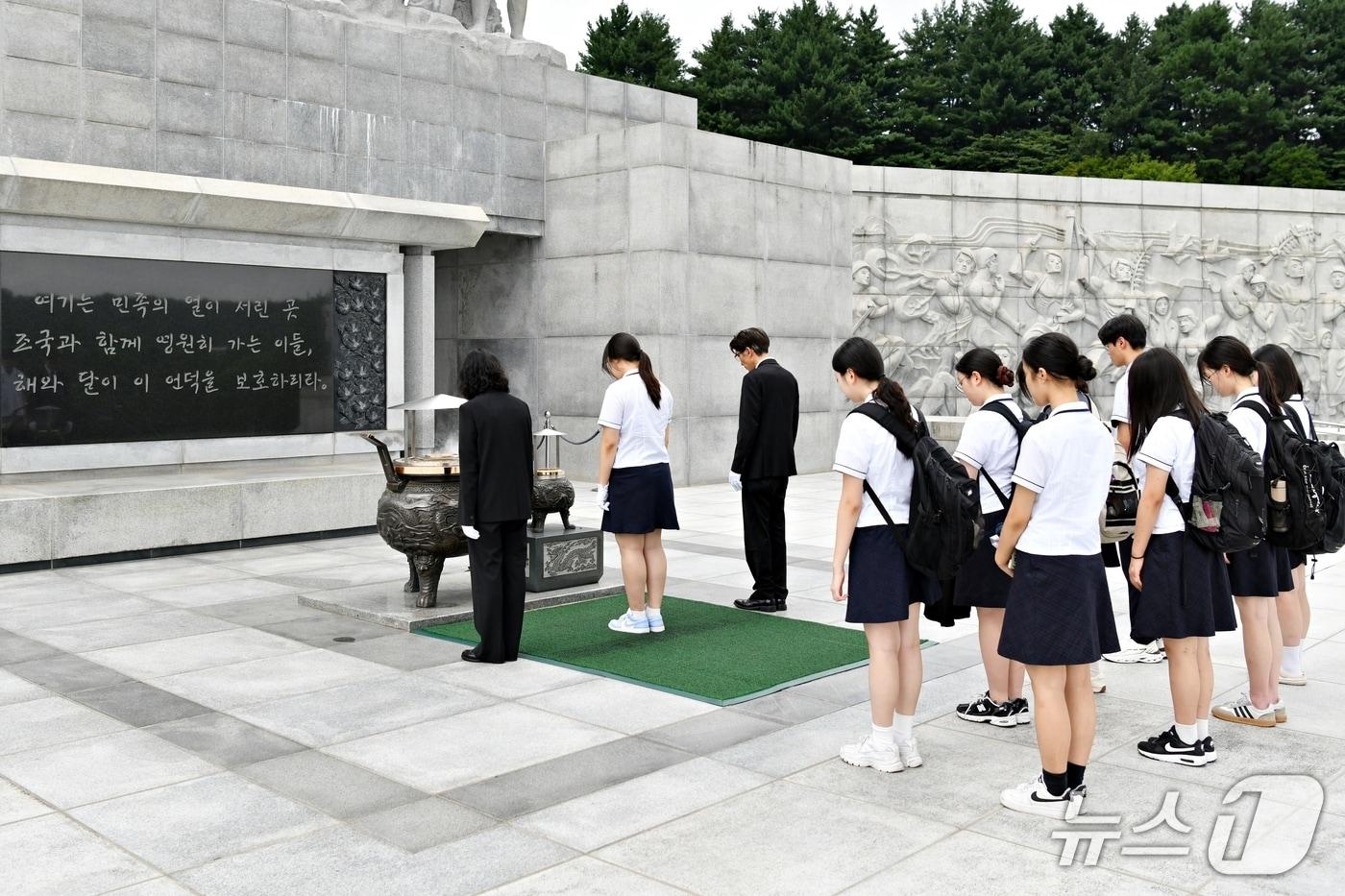본문 이미지 - 대전외고 학생들이 현충원 참배를 하고 있다.(대전현충원 제공. 재판매 및 DB금지)/뉴스1