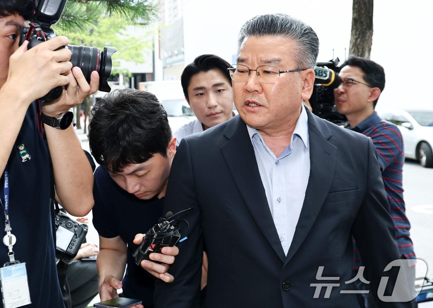 본문 이미지 - 대통령 관저 이전 공사 과정을 부실 감사하고 서류를 조작한 혐의를 받는 유병호 전 감사원 사무총장이 13일 오전 경기 과천시 2차 종합특검 사무실에 피의자 신분으로 출석하고 있다. 2026.7.13 ⓒ 뉴스1 최지환 기자