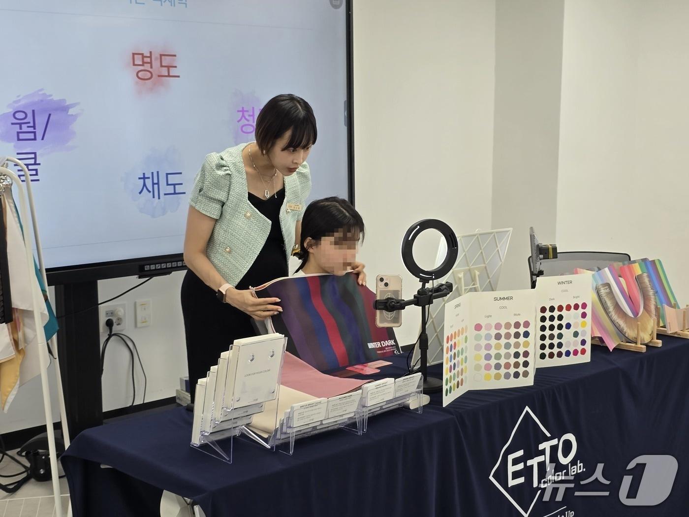 본문 이미지 - 강릉시 청소년수련시설 퍼스널컬러 여름방학 특강 당시.(강릉시 제공, 재판매 및 DB 금지) 2026.7.13/뉴스1