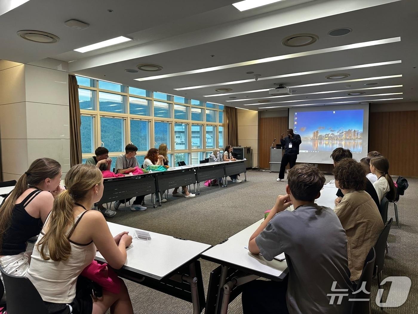 본문 이미지 - 강원랜드가 최근 하이원리조트에서 러시아 극동지역 학생들을 대상으로 제1회 하이원리조트 영어캠프를 열었다. (강원랜드 제공.재판매 및 DB금지) 2026.7.12/뉴스1