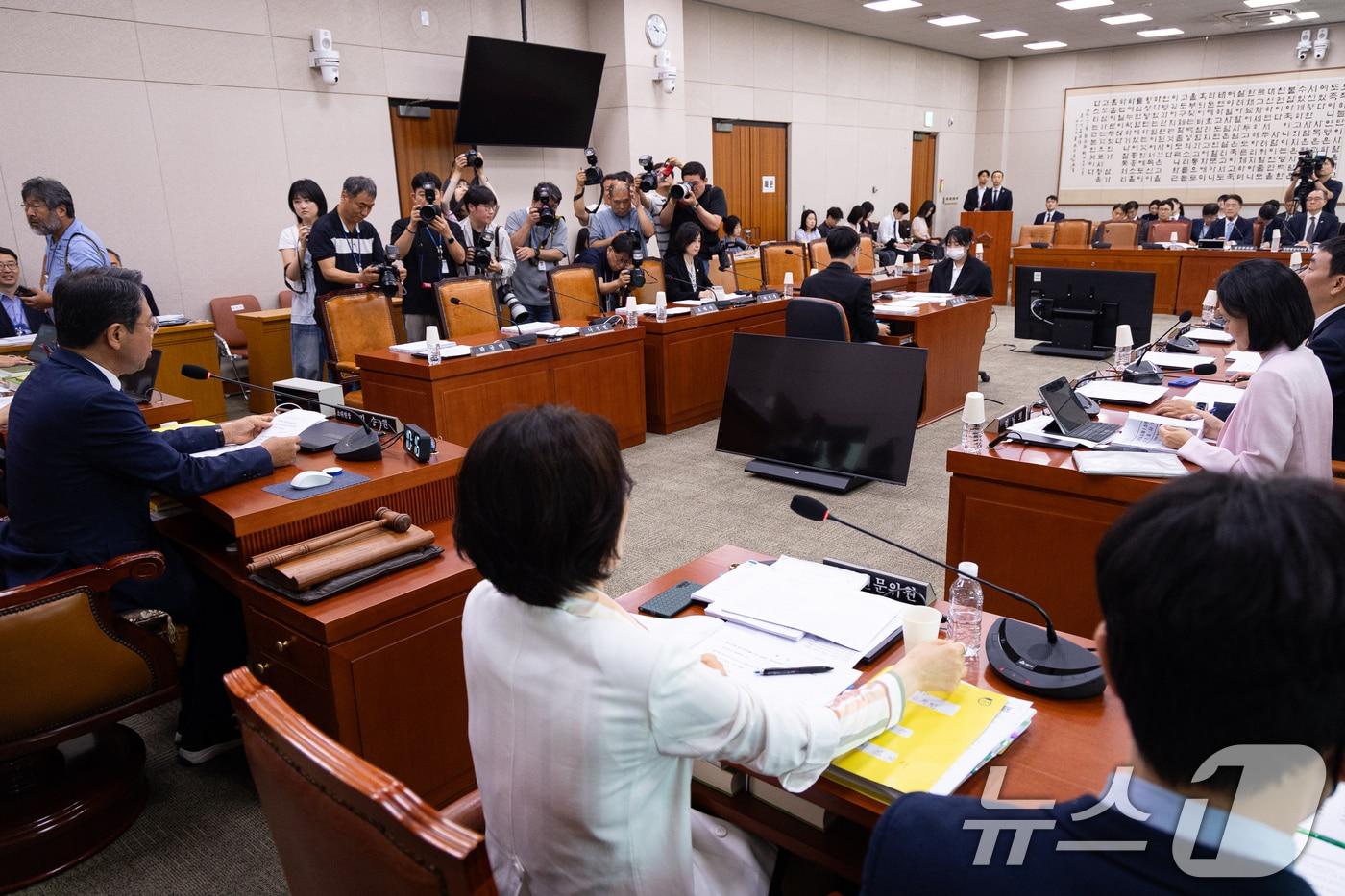 본문 이미지 - 김승원 국회 법제사법위원회 법안심사제1소위원장이 13일 서울 여의도 국회에서 열린 제437회 국회(임시회) 법제사법위원회 제2차 법안심사1소위원회에서 의사진행을 하고 있다. 이날 법사위 소위에서는 형사소송법 일부개정법률안 등을 논의한다. 원구성에 반대하며 국회 일정을 보이콧 중인 국민의힘 위원들은 불참했다. 2026.7.13 ⓒ 뉴스1 유승관 기자