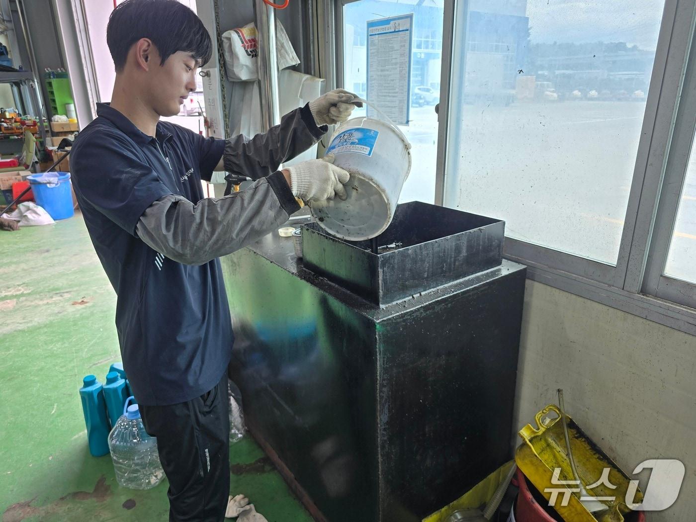 본문 이미지 - 경북 영천시는 농업기계 폐유 무상 수거 서비스를 15일부터 시작한다. (영천시 제공. 재판매 및 DB금지)/뉴스1