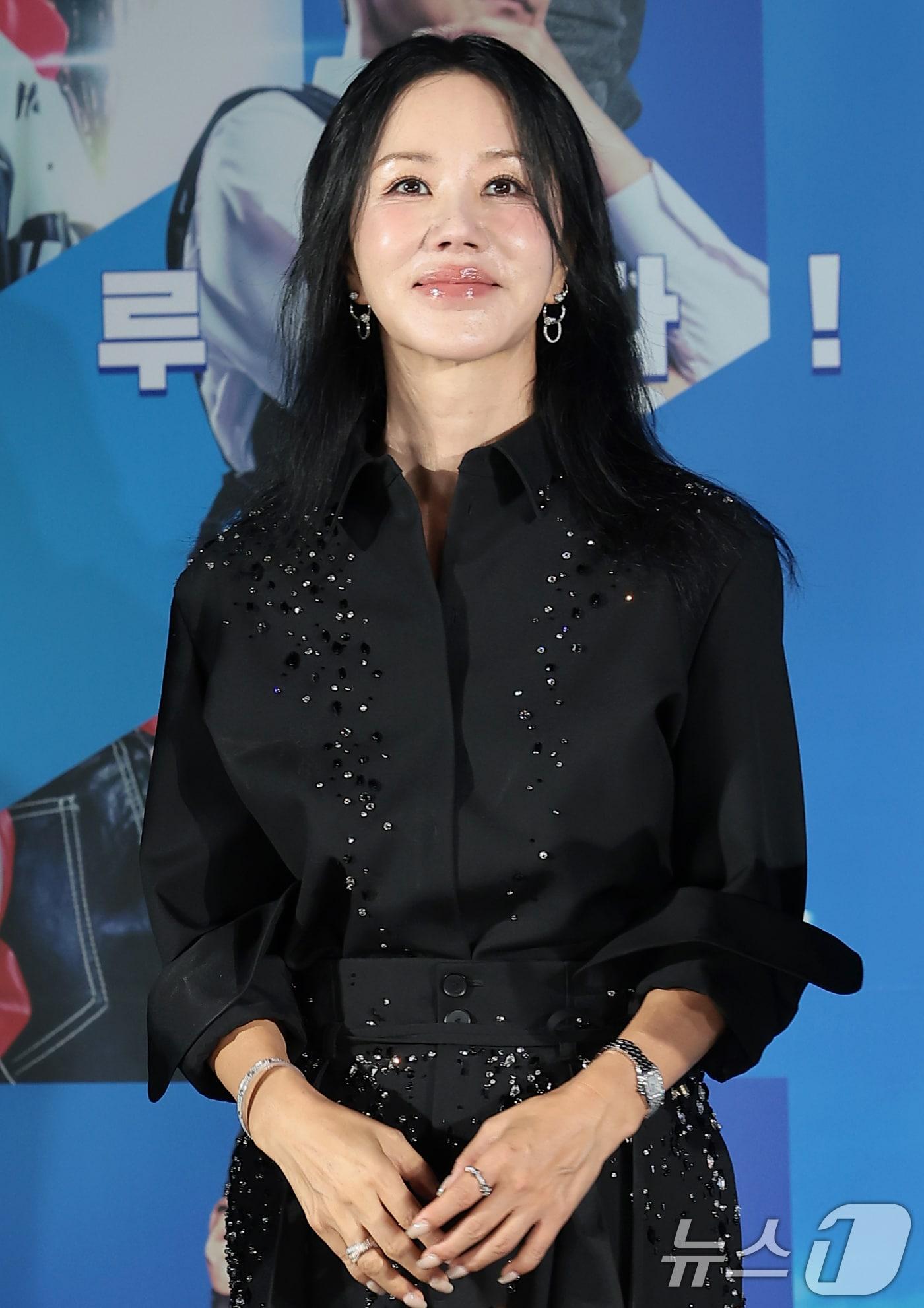 본문 이미지 - 배우 엄정화가 13일 오전 서울 용산CGV에서 열린 영화 '오케이 마담2'(감독 이철하) 제작보고회에서 포즈를 취하고 있다. '오케이 마담2'는 초호화 크루즈 여행을 떠난 전직 레전드 요원 미영(엄정화 분)의 가족들이 푸른 바다 한복판, 크루즈 납치 사건에 휘말리면서 벌어지는 코믹 액션영화다. ⓒ 뉴스1 권현진 기자