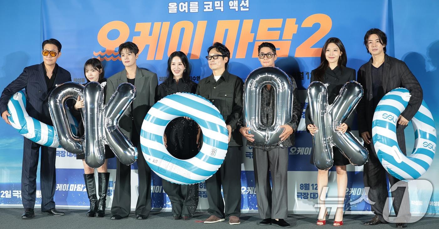 본문 이미지 - 배우 박성웅(왼쪽부터)과 박진주, 려운, 엄정화, 이철하 감독, 배정남, 최수영, 이상윤이 13일 오전 서울 용산CGV에서 열린 영화 '오케이 마담2' 제작보고회에서 포즈를 취하고 있다. '오케이 마담2'는 초호화 크루즈 여행을 떠난 전직 레전드 요원 미영(엄정화 분)의 가족들이 푸른 바다 한복판, 크루즈 납치 사건에 휘말리면서 벌어지는 코믹 액션영화다. 2026.7.13 ⓒ 뉴스1 권현진 기자