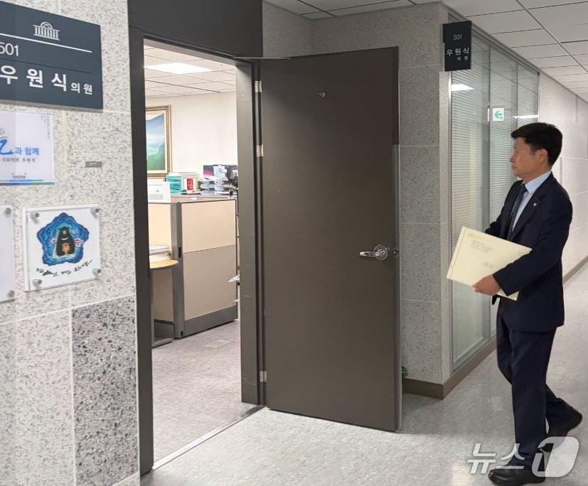 본문 이미지 -  홍기원 더불어민주당 의원이 일부 예외에 한해 검찰 보완수사권을 인정하는 내용의 형사소송법 개정안 발의에 동참해 줄 것을 호소하는 내용의 편지를 전하기 위해 13일 오전 우원식 의원 방을 들어서는 모습. (SNS 갈무리) ⓒ 뉴스1