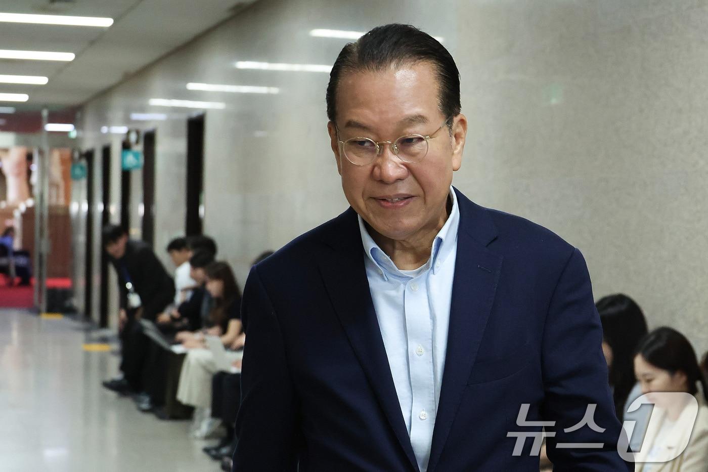 본문 이미지 - 권영세 국민의힘 의원이 13일 서울 여의도 국회에서 열린 정점식 원내대표-중진의원 회동에 참석하고 있다. 2026.7.13 ⓒ 뉴스1 신웅수 기자