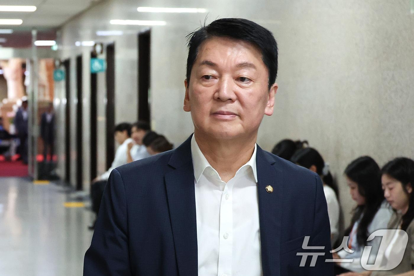 본문 이미지 - 안철수 국민의힘 의원이 13일 서울 여의도 국회에서 열린 정점식 원내대표-중진의원 회동에 참석하고 있다. 2026.7.13 ⓒ 뉴스1 신웅수 기자