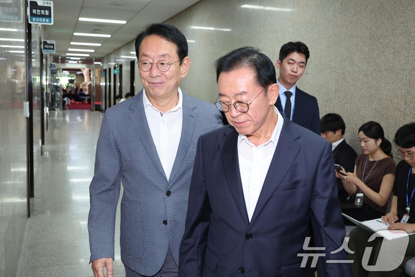 본문 이미지 - 김도읍(왼쪽), 이종배(오른쪽) 국민의힘 의원이 지난 7월 13일 서울 여의도 국회에서 열린 정점식 원내대표-중진의원 회동에 참석하고 있다. 2026.7.13 ⓒ 뉴스1 신웅수 기자