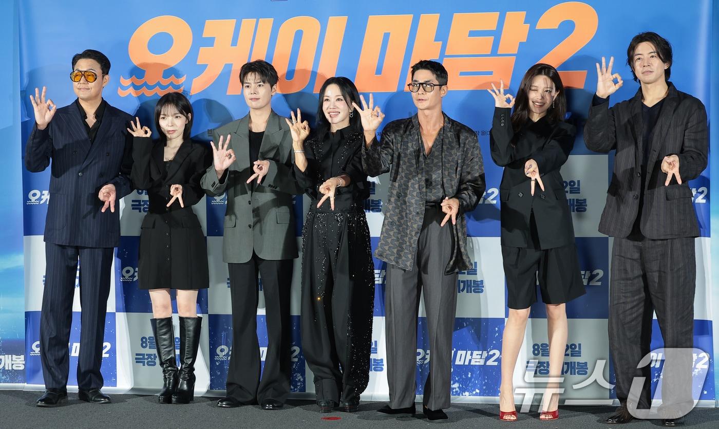 본문 이미지 - 배우 박성웅(왼쪽부터)과 박진주, 려운, 엄정화, 배정남, 최수영, 이상윤이 13일 오전 서울 용산CGV에서 열린 영화 '오케이 마담2' 제작보고회에서 포즈를 취하고 있다. '오케이 마담2'는 초호화 크루즈 여행을 떠난 전직 레전드 요원 미영(엄정화 분)의 가족들이 푸른 바다 한복판, 크루즈 납치 사건에 휘말리면서 벌어지는 코믹 액션영화다. 2026.7.13 ⓒ 뉴스1 권현진 기자