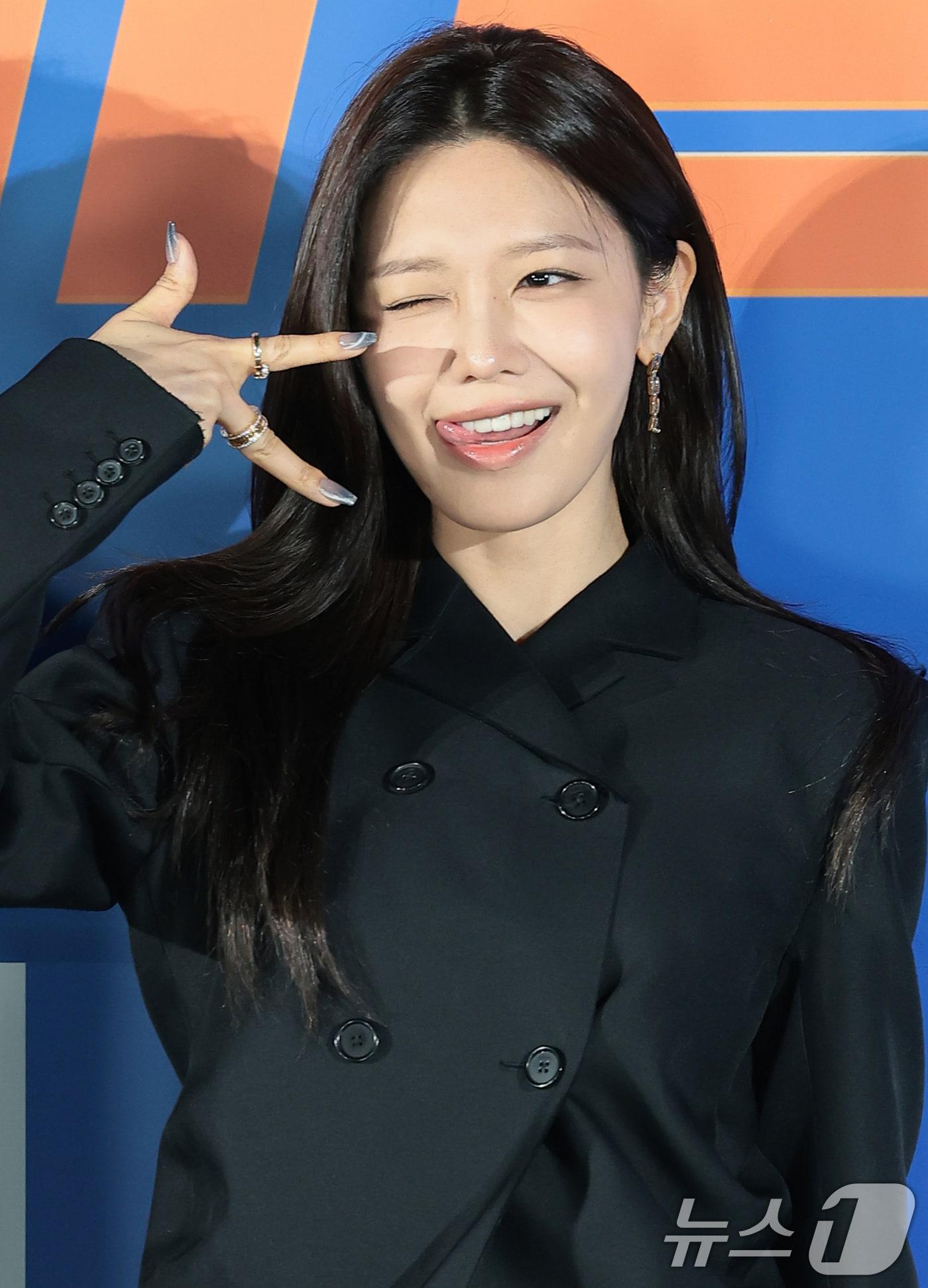 본문 이미지 - 배우 최수영이 13일 오전 서울 용산CGV에서 열린 영화 '오케이 마담2' 제작보고회에서 포즈를 취하고 있다. '오케이 마담2'는 초호화 크루즈 여행을 떠난 전직 레전드 요원 미영(엄정화 분)의 가족들이 푸른 바다 한복판, 크루즈 납치 사건에 휘말리면서 벌어지는 코믹 액션영화다. 2026.7.13 ⓒ 뉴스1 권현진 기자