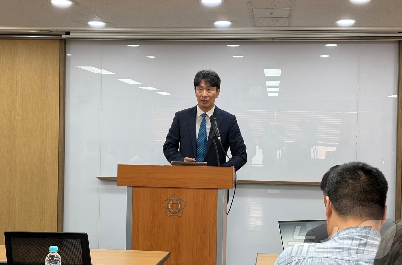 본문 이미지 - 중앙그룹 계열사 채권 피해자 공동변호인단을 이끄는 이복현 변호사가 13일 서울 종로구 변호사회관에서 열린 언론 브리핑에서 질의응답을 진행 중이다. ⓒ 뉴스1 서한샘 기자