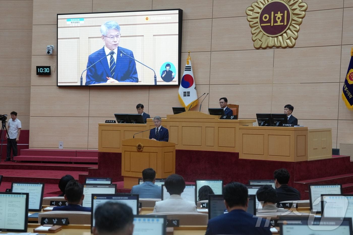 본문 이미지 - 민형배 전남광주통합특별시장이 13일 통합시의회 본회의장서 열린 ‘제2회 통합시의회 임시회 제1차 본회의’에서 2026년도 시정연설을 하고 있다.(전남광주통합특별시 제공. 재판매 및 DB금지) 2026.7.13 ⓒ 뉴스1 
