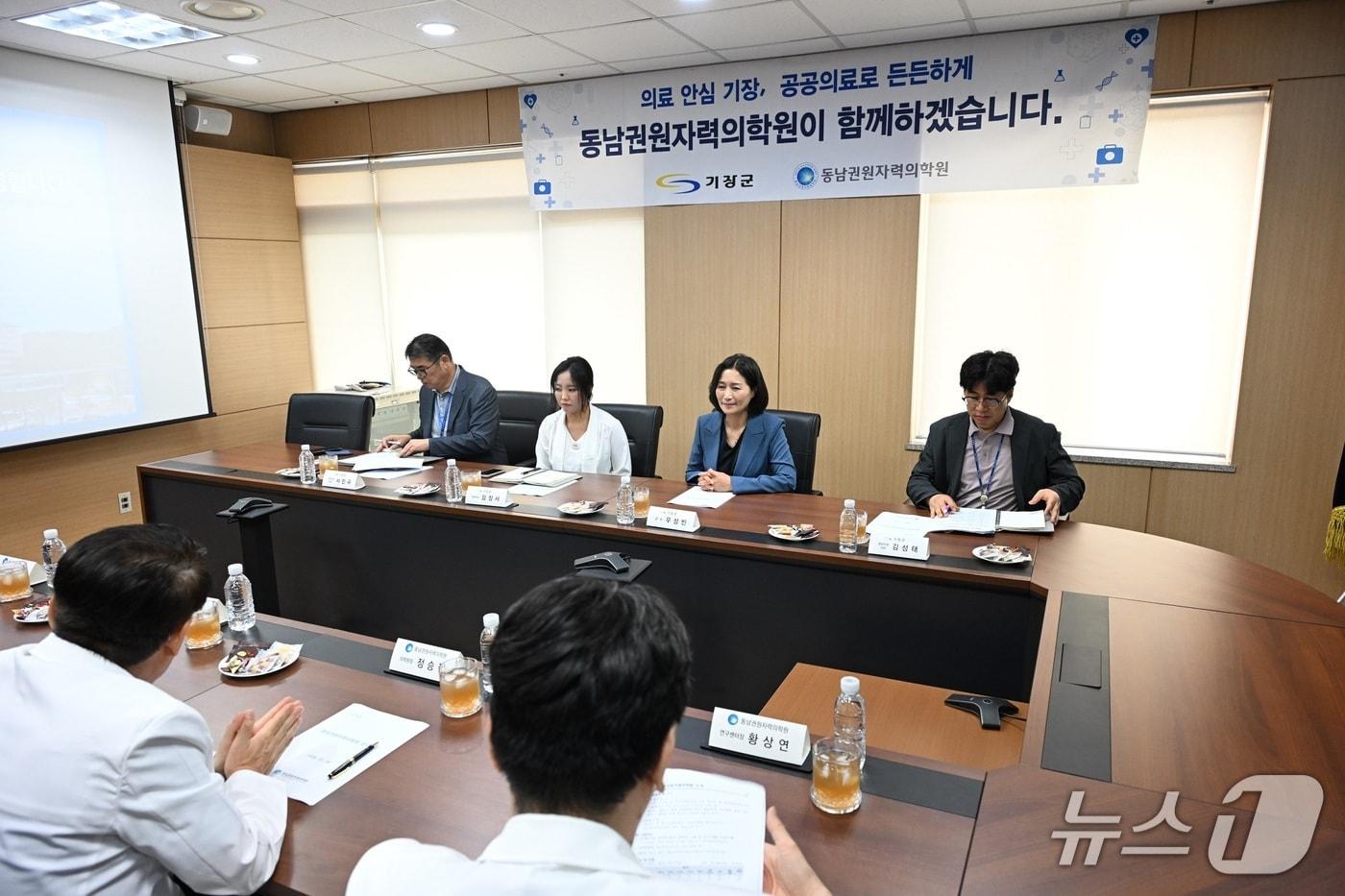 본문 이미지 - 우성빈 기장군수가 지난 9일 동남권원자력의학원을 찾아 의학원 관계자들과 지역 의료체계 강화 방안에 대해 대화를 나누고 있다.(동남권원자력의학원 제공. 재판매 및 DB금지)