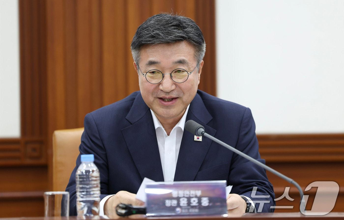 본문 이미지 - 윤호중 행정안전부 장관이 13일 오전 서울 종로구 정부서울청사 영상회의실에서 열린 '빛의 위원회' 제1차 본회의에서 인사말을 하고 있다. (행정안전부 제공. 재판매 및 DB금지) 2026.7.13 ⓒ 뉴스1