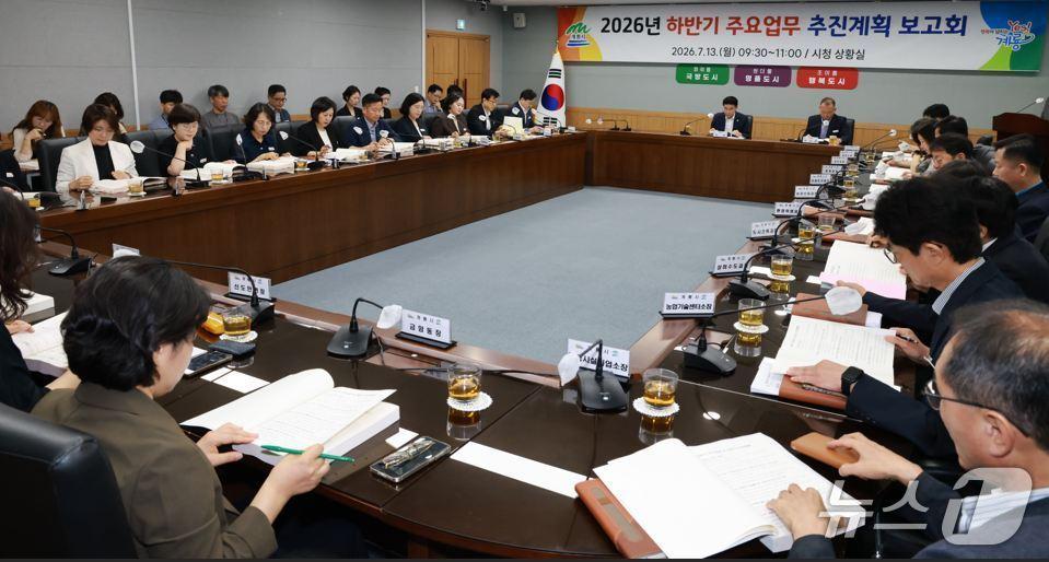본문 이미지 - 계룡시는 13일 시청 상황실에서 시장 주재로 각 실·과장과 주무팀장 등 40여 명이 참석한 가운데 '2026년 상반기 주요업무 성과 및 하반기 추진계획 보고회'를 개최했다.(계룡시 제공. 재판매 및 DB금지)/뉴스1