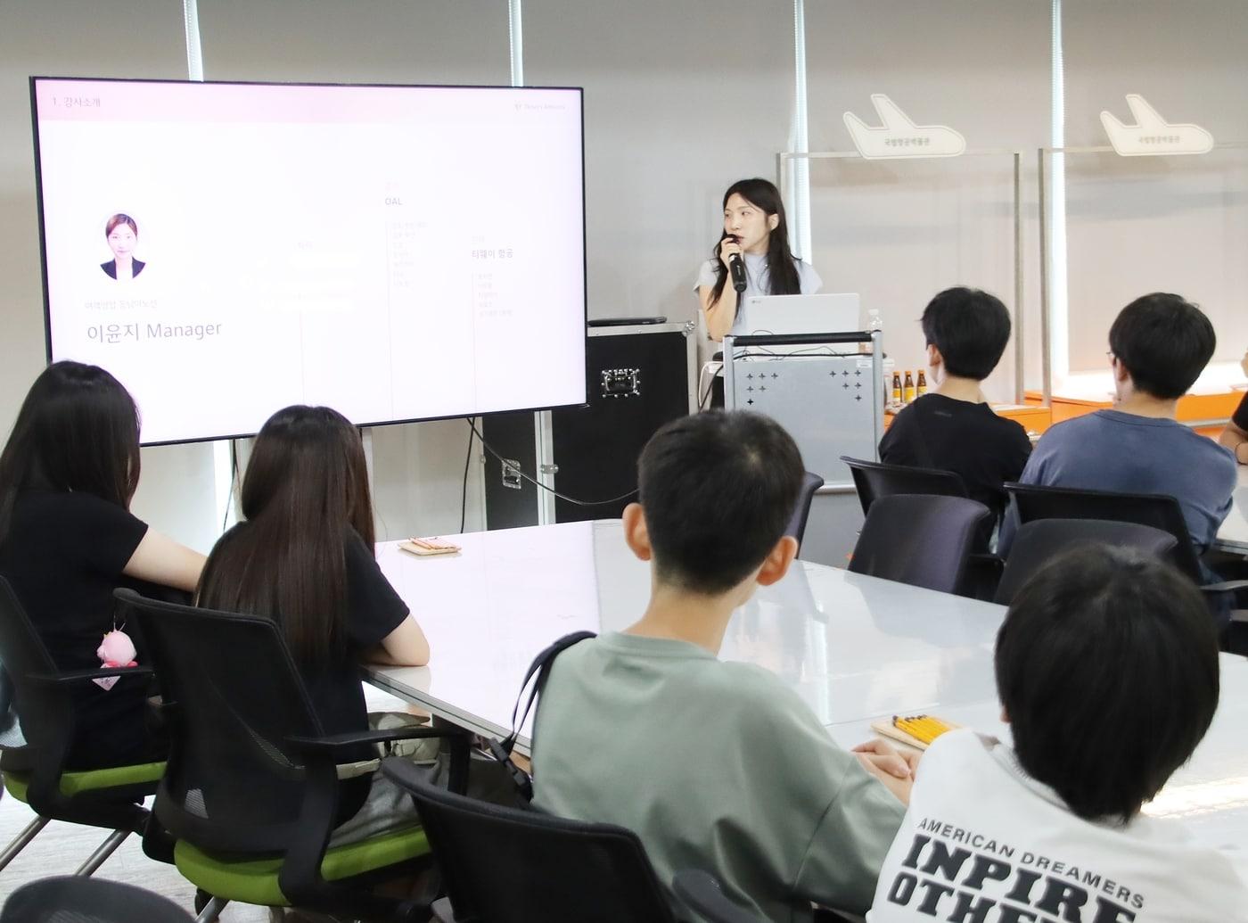 본문 이미지 - 이윤지 티웨이항공 영업 부문 매니저가 10일 서울 강서구 소재 국립항공박물관에서 서울 등명중학교 학생 20여 명을 대상으로 항공 진로 강연을 진행하고 있다(티웨이항공 제공). 2026.7.10.