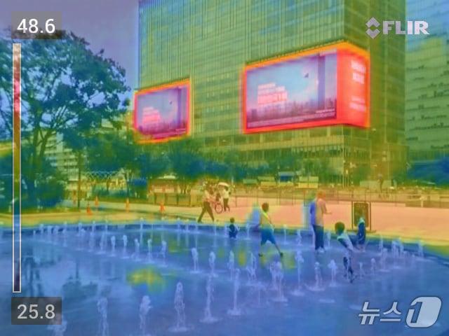 본문 이미지 - 전국 대부분의 지역에 폭염특보가 내려진 13일 서울 광화문광장을 열화상 카메라로 촬영해 실물사진과 레이어 합성했다. 바닥분수는 온도가 낮아 파란색으로 나타난 것에 비해 건물 전광판은 온도가 높아 붉게 나타나고 있다. 2026.7.13 ⓒ 뉴스1 구윤성 기자