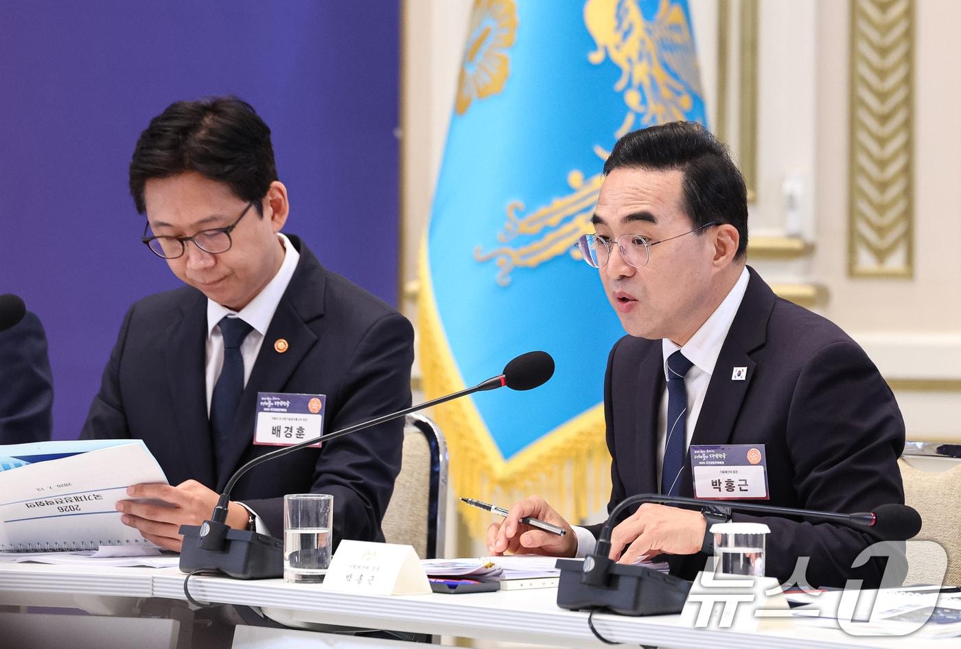 본문 이미지 - 박홍근 기획예산처 장관이 13일 청와대 영빈관에서 열린 2026년 국가재정전략회의에서 재정 운용방향을 발표하고 있다. 2026.7.13 ⓒ 뉴스1 허경 기자