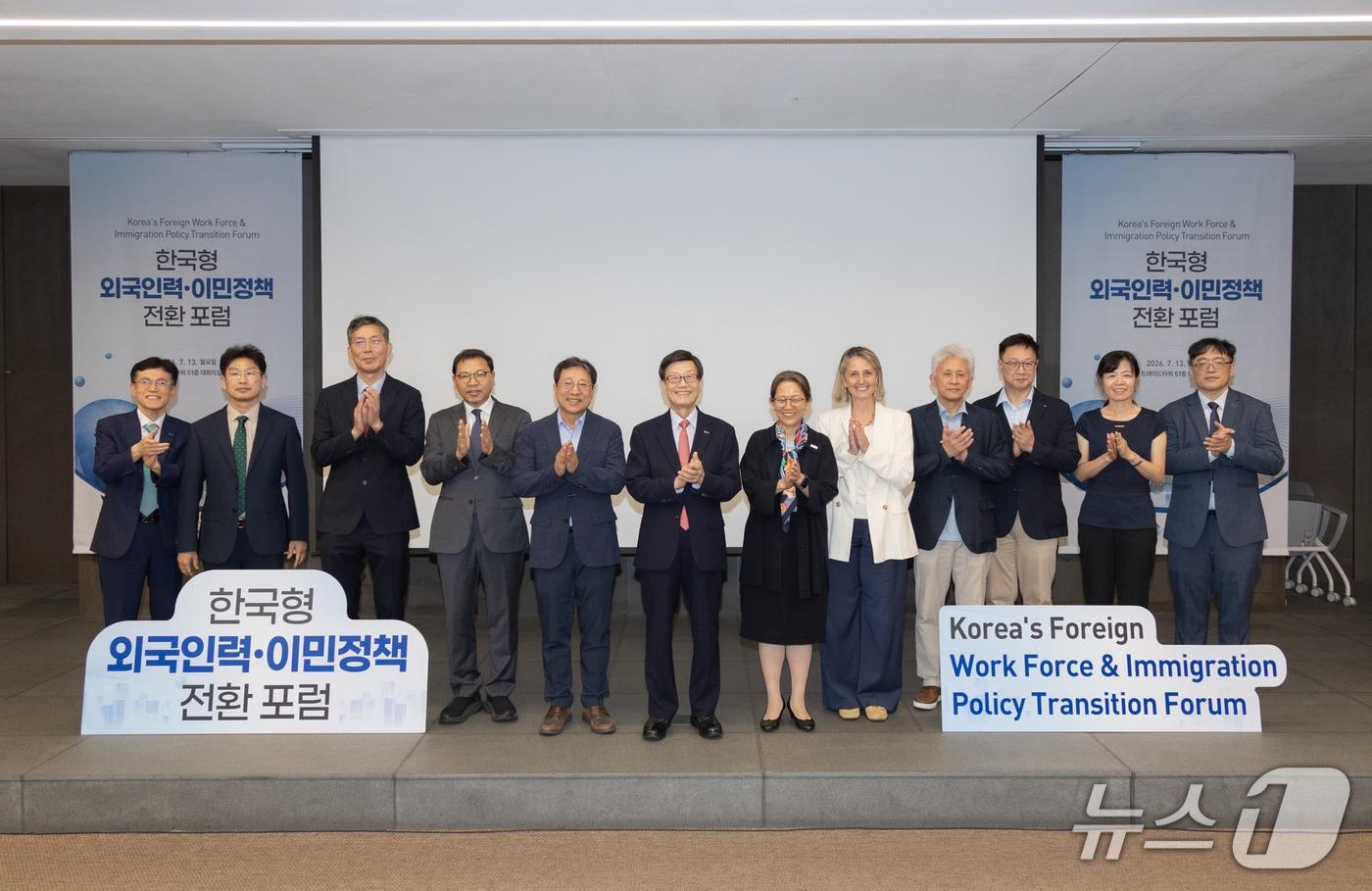 본문 이미지 - : 한국무역협회가 13일 서울 강남구 삼성동 트레이드타워에서 개최한 ‘한국형 외국인력·이민정책 전환 포럼’에서 주요 인사들이 기념사진을 촬영하고 있다. 왼쪽 다섯번째부터 이성희 인제대학교 특임교수(고용노동부 전 차관), 윤진식 한국무역협회 회장, 강민휘 국제이주기구(IOM) 한국대표부 대표.(무역협회 제공)