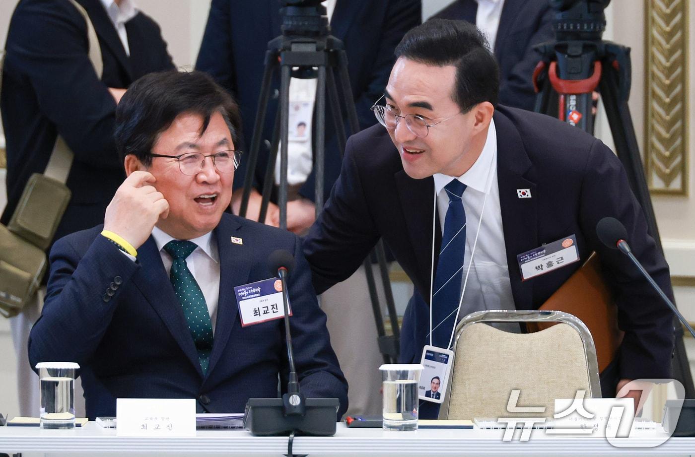 본문 이미지 - 박홍근 기획예산처 장관과 최교진 교육부 장관이 13일 청와대 영빈관에서 열린 2026년 국가재정전략회의에서 대화를 나누고 있다. 2026.7.13 ⓒ 뉴스1 허경 기자