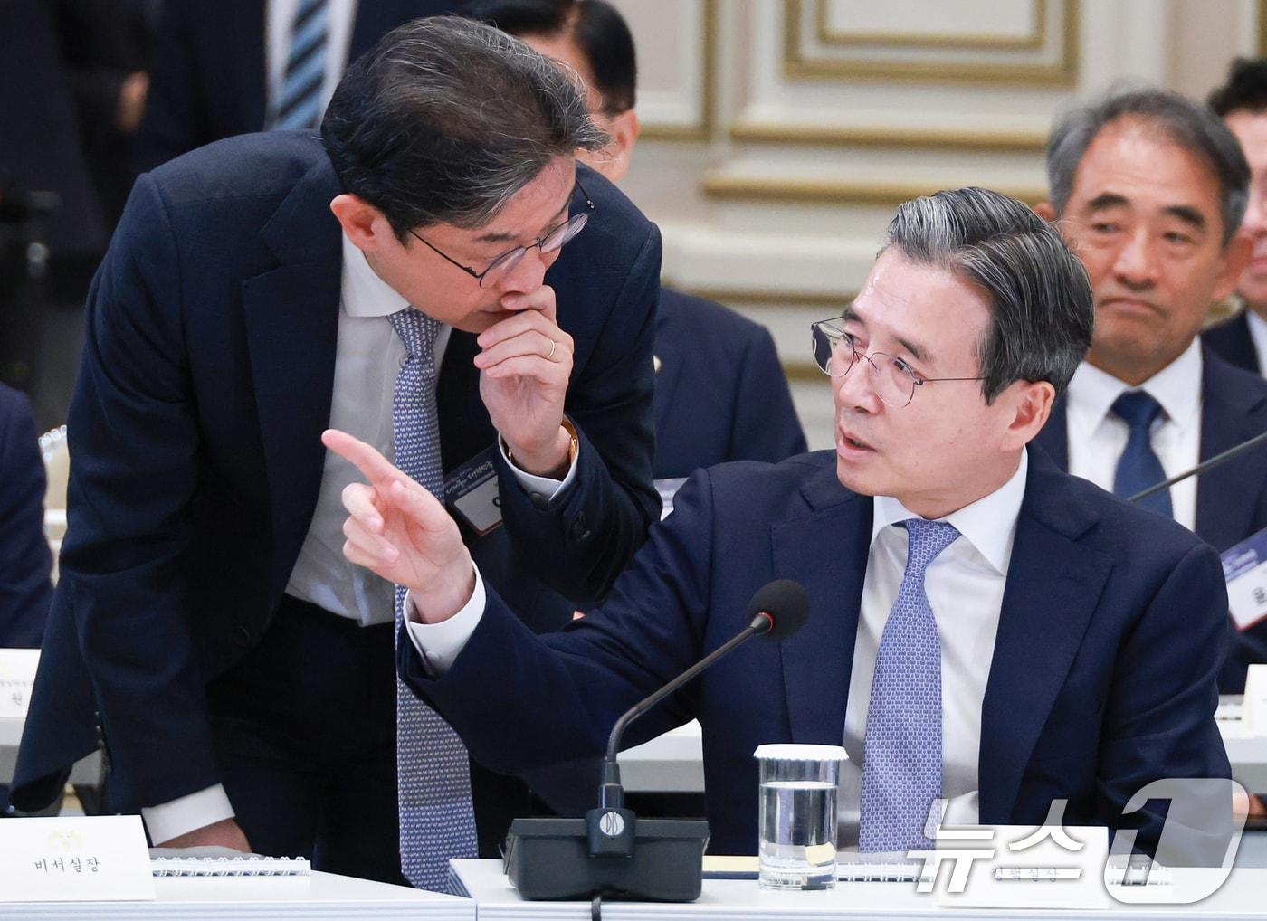 본문 이미지 - 지난 7월 13일 일 청와대 영빈관에서 열린 2026년 국가재정전략회의에서 김용범 청와대 정책실장(오른쪽)이 이억원 금융위원장과 대화하고 있다. 2026.7.13 ⓒ 뉴스1 허경 기자