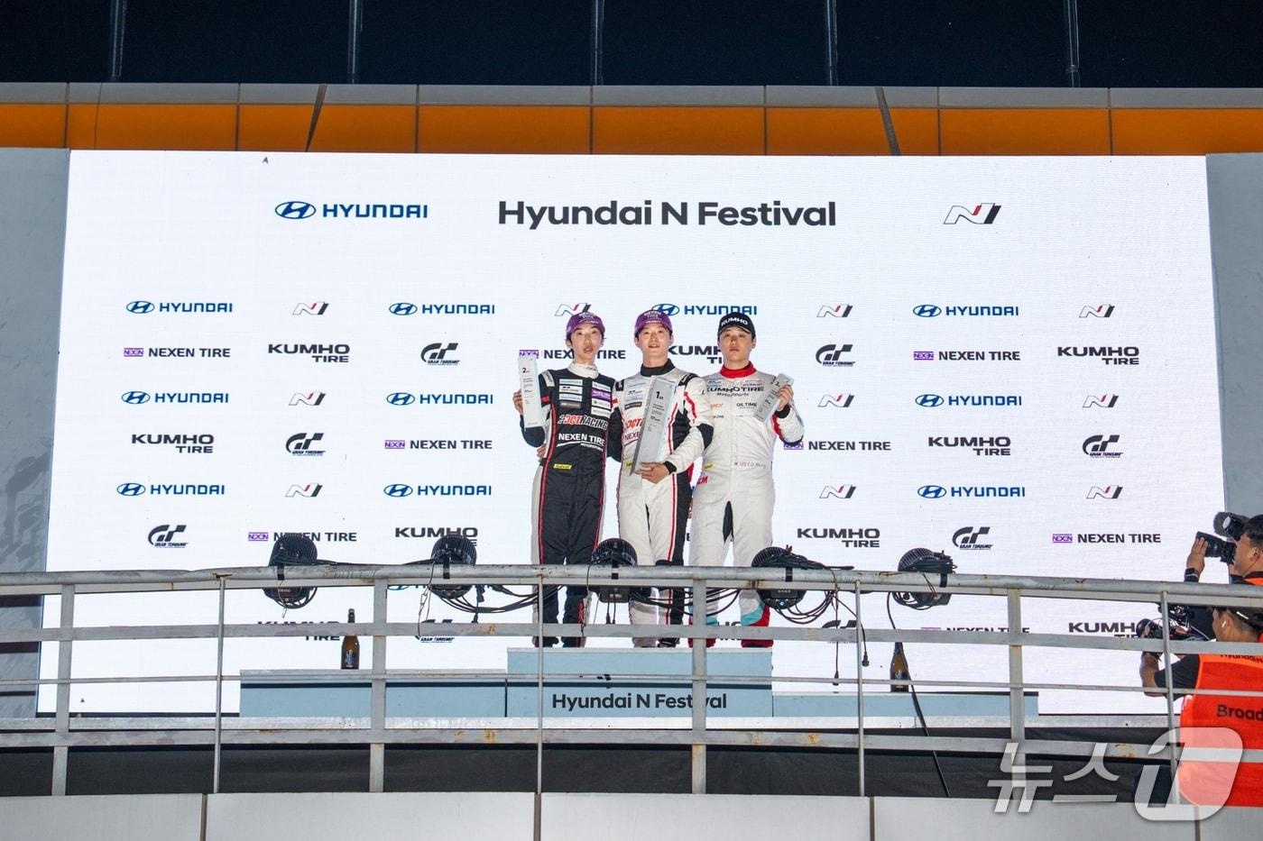 본문 이미지 - 현대 N 페스티벌 eN1 클래스 3라운드 레이스2 포디엄. 왼쪽부터 김규민 선수(DCT 레이싱), 김영찬 선수(DCT 레이싱), 이창욱 선수(금호SLM). (넥센타이어 제공)