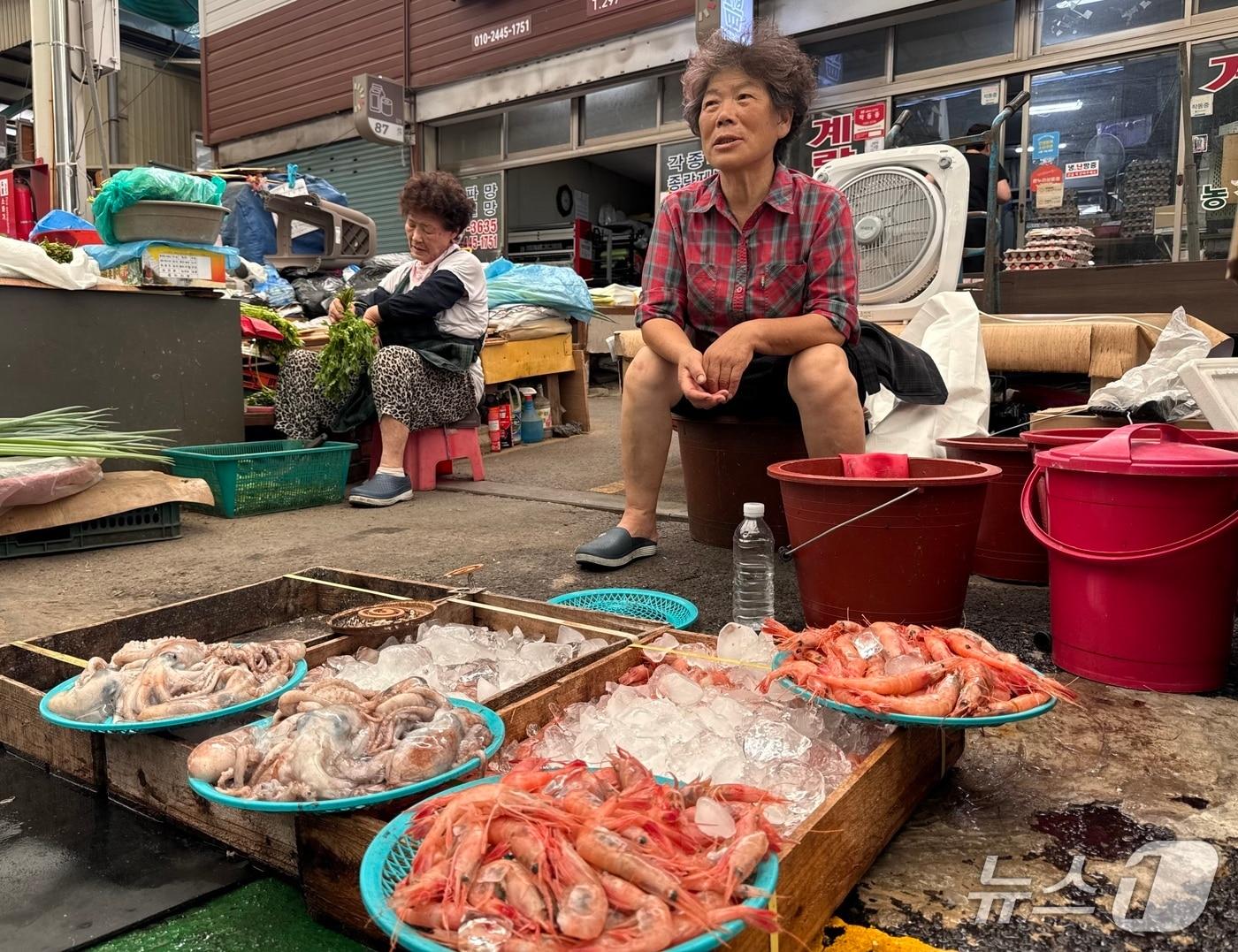 본문 이미지 - 13일 울산 중구 구역전시장에서 한 상인이 선풍기로 더위를 식히고 있다.2026.07.13.ⓒ 뉴스1 김세은 기자