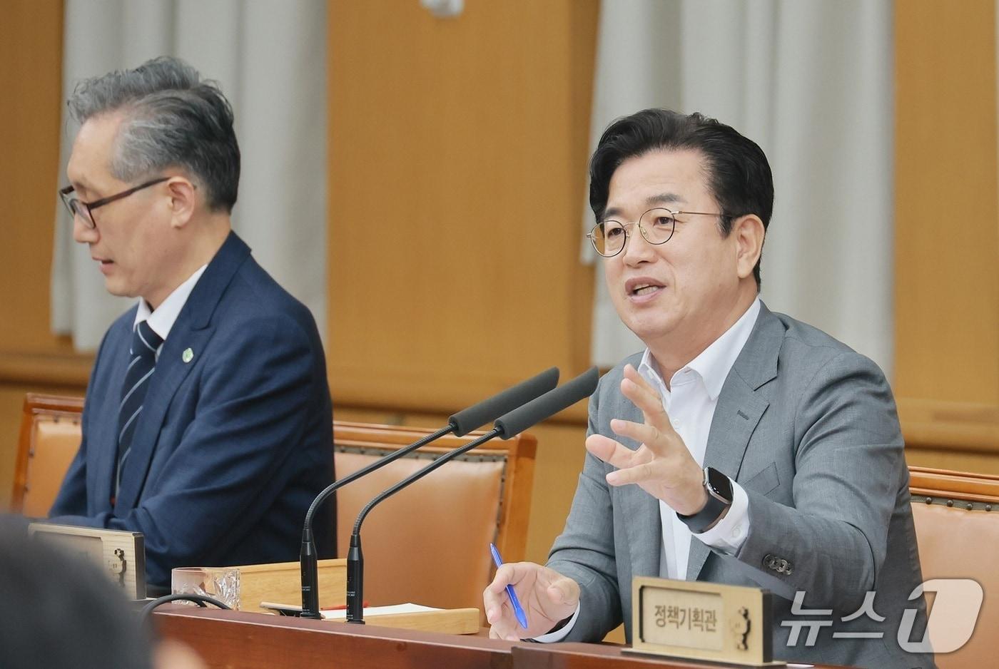 본문 이미지 - 허태정 대전시장이 13일 주간 업무회의를 주재하고 있다. (시 제공) / 뉴스1