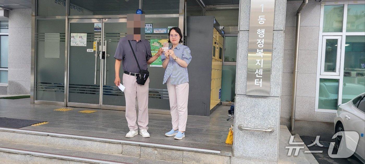 본문 이미지 - 지난 6월 행정복지센터에서 주민등록증을 발급받은 강 모 씨가 김경숙 경기 수원시 새빛민원실 베테랑팀장과 기념촬영을 하고 있다. (수원시 제공. 재판매 및 DB 금지) 2026.7.13/뉴스1