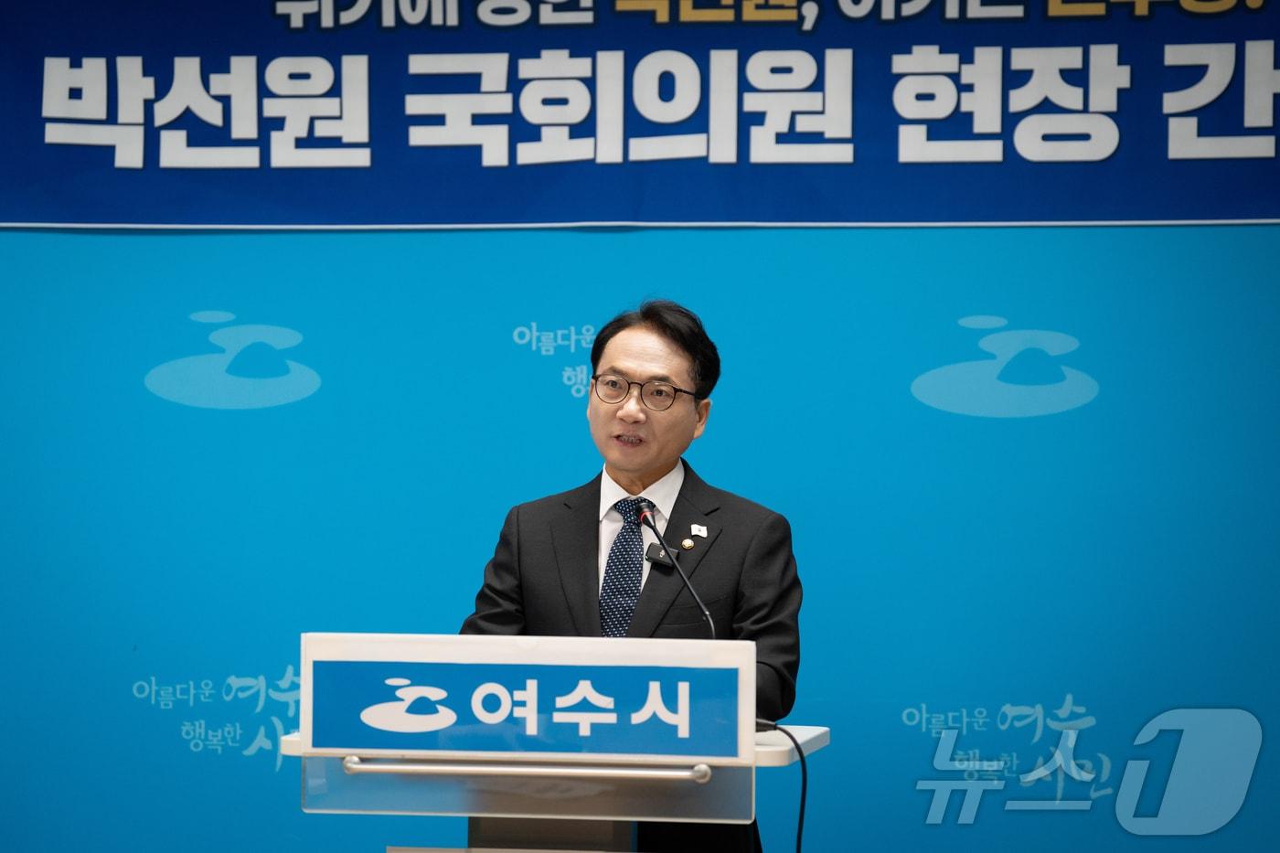 본문 이미지 - 박선원 더불어민주당 의원(인천 부평을)이 13일 여수시청 브리핑룸에서 기자회견을 열고 전남 동부권 산업 구상을 이야기하고 있다. (박선원 의원실 제공. 재판매 및 DB금지) ⓒ 뉴스1 