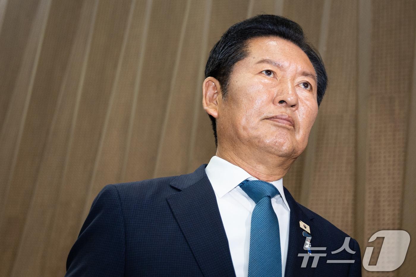 본문 이미지 - 정청래 전 더불어민주당 대표가 13일 서울 여의도 국회 소통관에서 당대표 출마 선언 기자회견에 들어서고 있다. 2026.7.13 ⓒ 뉴스1 유승관 기자