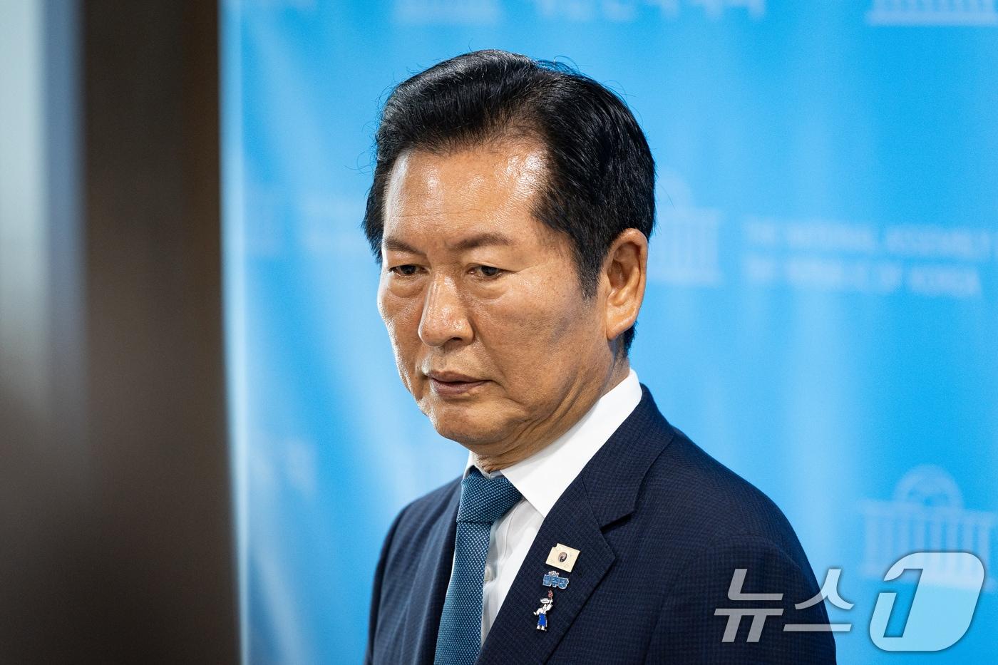 본문 이미지 - 정청래 전 더불어민주당 대표가 13일 서울 여의도 국회 소통관에서 당대표 출마 선언 기자회견을 마친 후 취재진 질문에 답하고 있다. 2026.7.13 ⓒ 뉴스1 유승관 기자