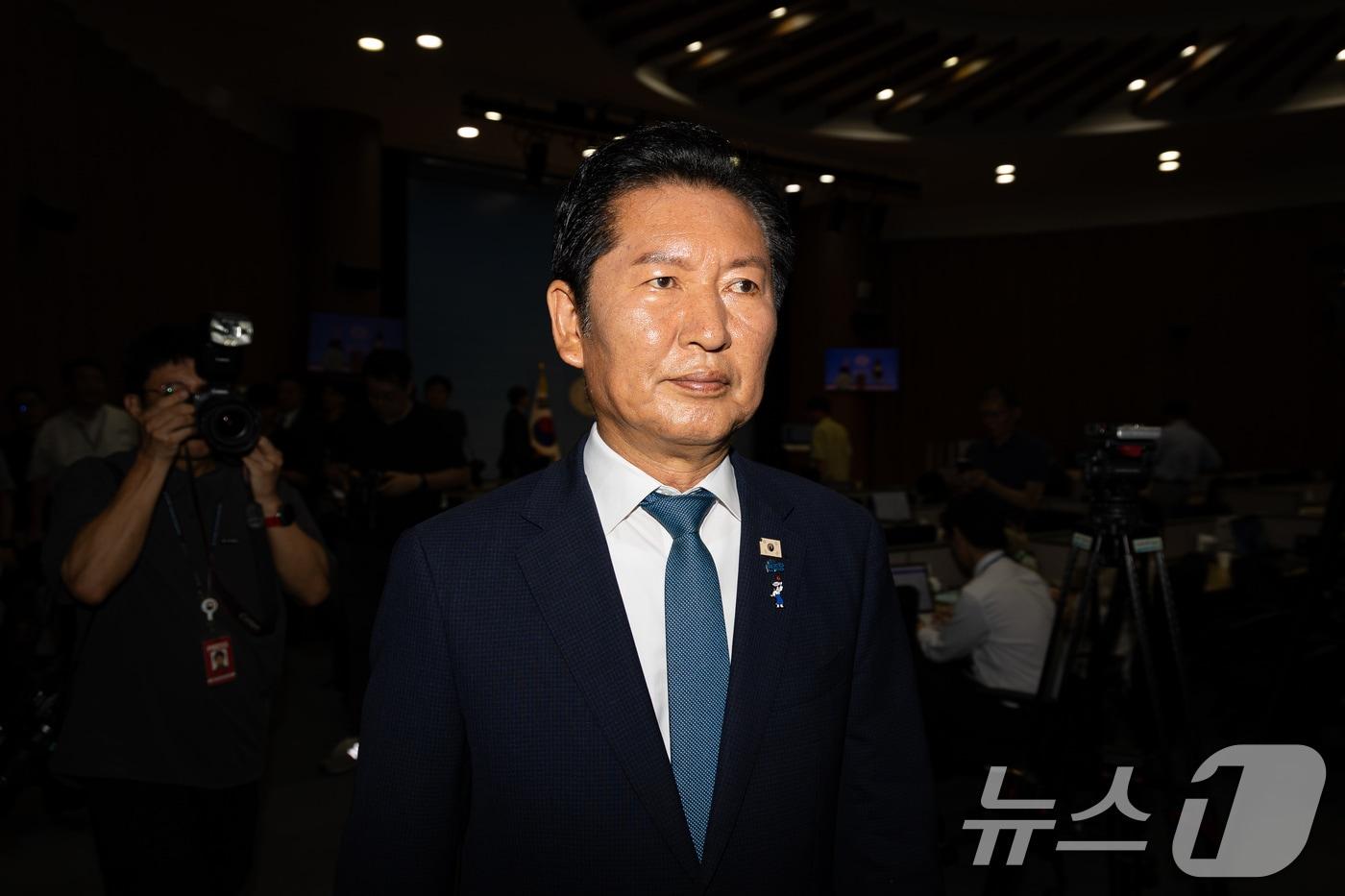 본문 이미지 - 정청래 전 더불어민주당 대표가 13일 서울 여의도 국회 소통관에서 당대표 출마 선언 기자회견을 마친 후 회견장을 나서고 있다. 2026.7.13 ⓒ 뉴스1 유승관 기자