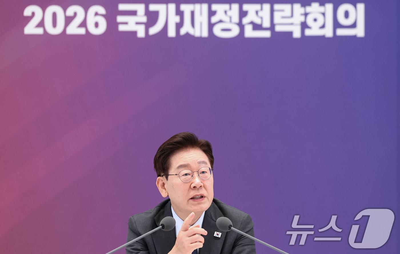 본문 이미지 - 이재명 대통령이 13일 청와대 영빈관에서 열린 2026년 국가재정전략회의에서 발언하고 있다. 2026.7.13 ⓒ 뉴스1 허경 기자