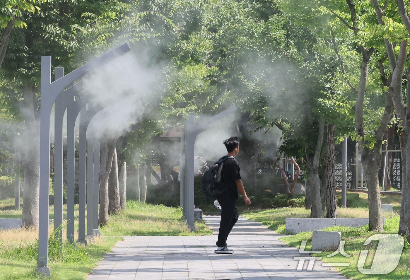 본문 이미지 - 전남지역에 폭염이 계속되는 13일 전남광주통합특별시 서구 치평동 상무시민공원에서 시민들이 작동하는 쿨링포그를 맞으며 더위를 식히고 있다. 2026.7.13 ⓒ 뉴스1 박지현 기자