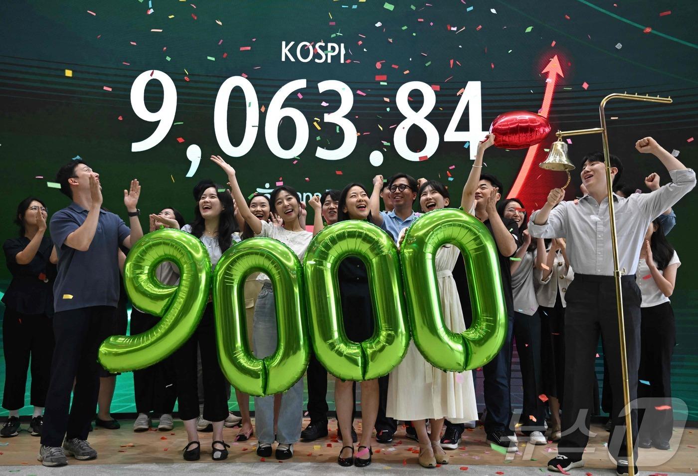 본문 이미지 - 6월 18일, 서울 하나은행 본점 외환 딜링룸에서 딜러들이 코스피 지수 9,000포인트 돌파를 축하하며 환호하고 있다.2026.06.18.ⓒ AFP=뉴스1