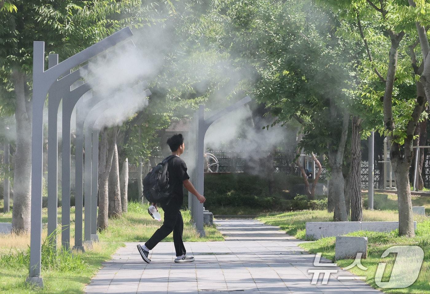 본문 이미지 - 낮 최고기온이 32.7도까지 오른 13일 전남광주통합특별시 서구 치평동 상무시민공원에서 시민들이 작동하는 쿨링포그를 맞으며 더위를 식히고 있다. ⓒ 뉴스1 박지현 기자