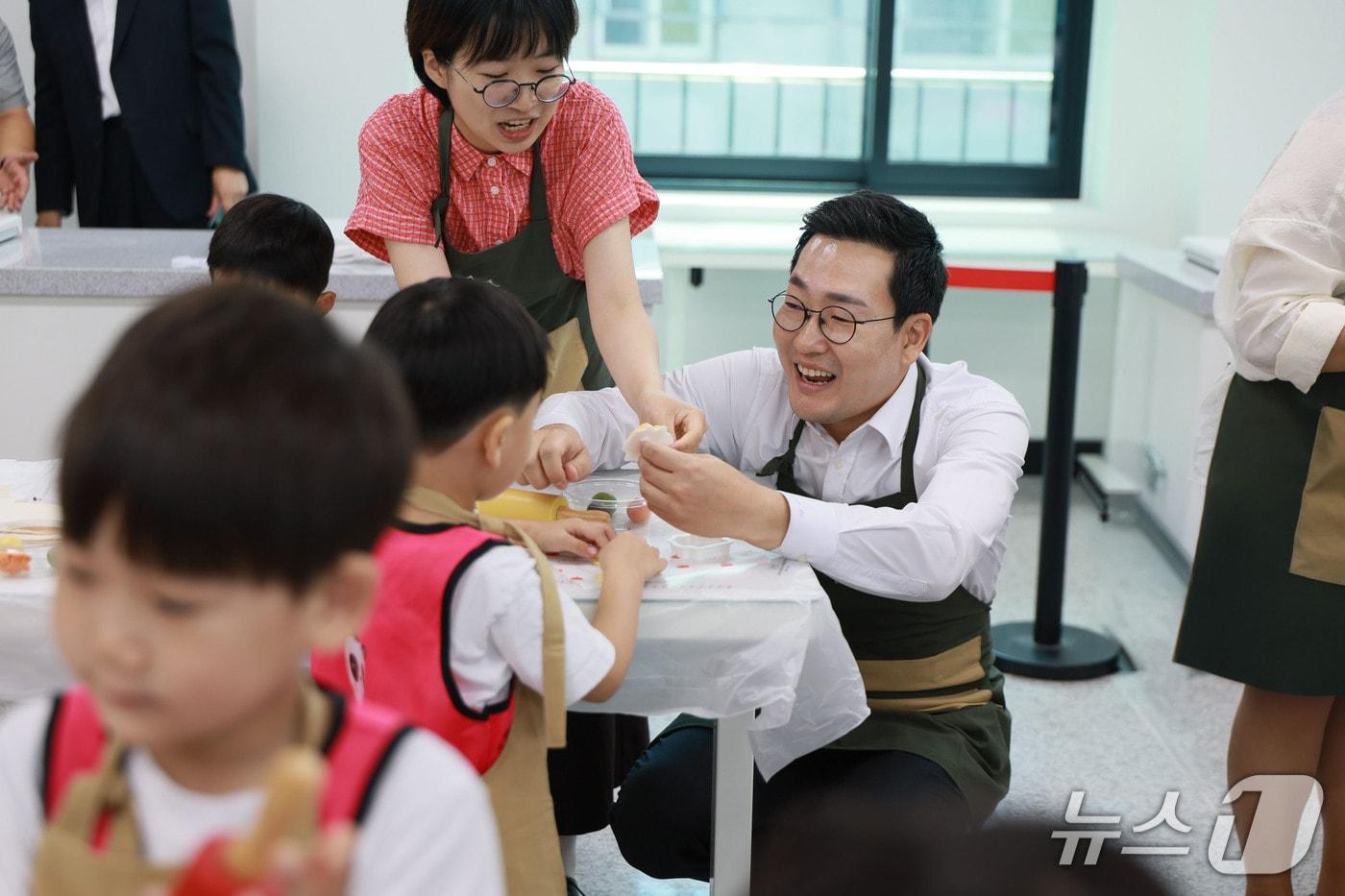 본문 이미지 - 이동석 충주시장이 원도심놀이터 '놀장'에서 아이들과 즐거운 시간을 보내고 있다.(충주시 제공. 재판매 및 DB금지)