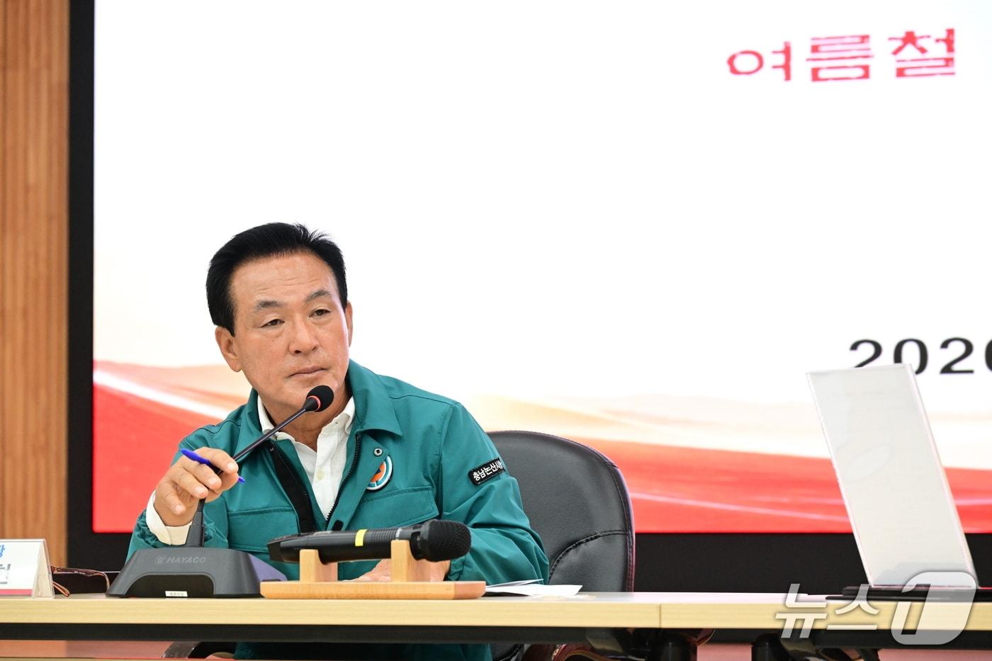 본문 이미지 - 백성현 논산시장은 최근 간부회의에서 "어르신과 홀몸가구, 농업인 등 폭염 취약계층은 무더위가 길어질수록 일상생활에 큰 어려움을 겪고 온열질환 위험도 높아지는 만큼 더욱 세심하게 살펴야 한다" 고 말했다.(논산시 제공. 재판매 및 DB 금지) / 뉴스1